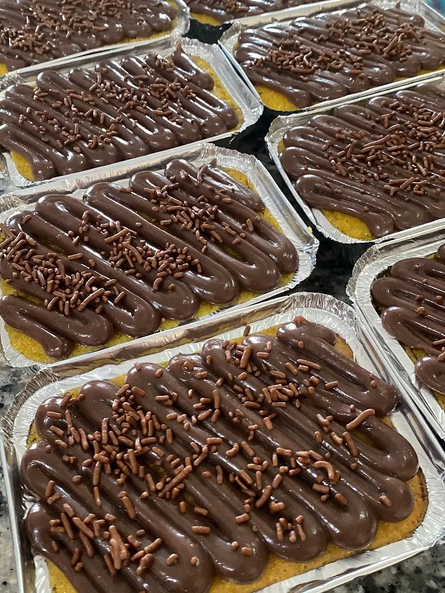 Bolos de chocolate feitos em marmitas